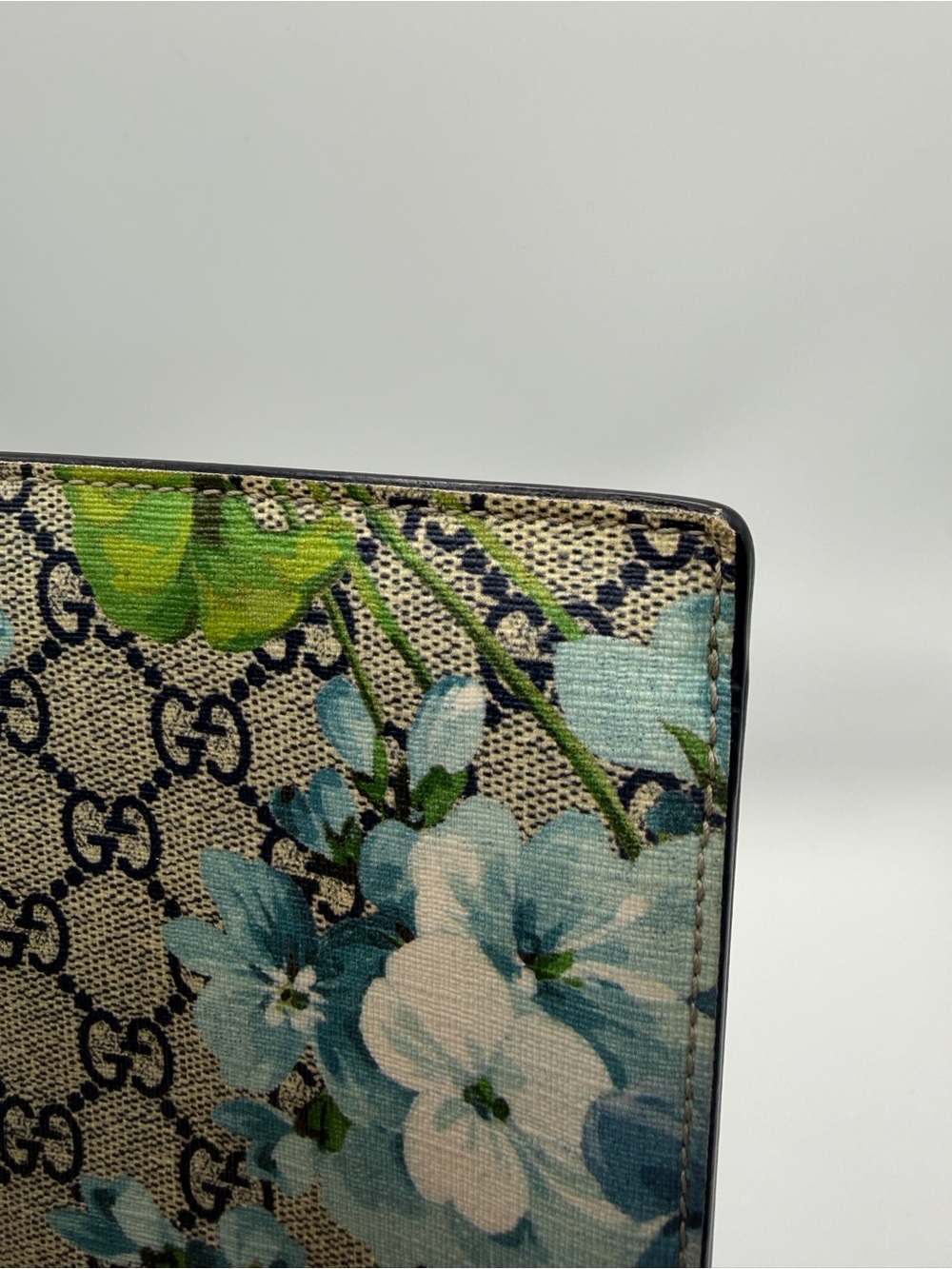 Gucci Blue Floral GG Supreme Wristlet Pouch - Picture 4 of 12